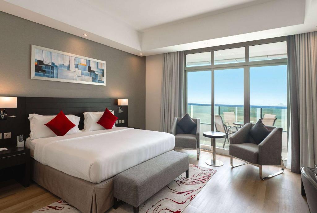 迪拜Ramada by Wyndham Dubai Barsha Heights的酒店客房设有一张床和一个大窗户