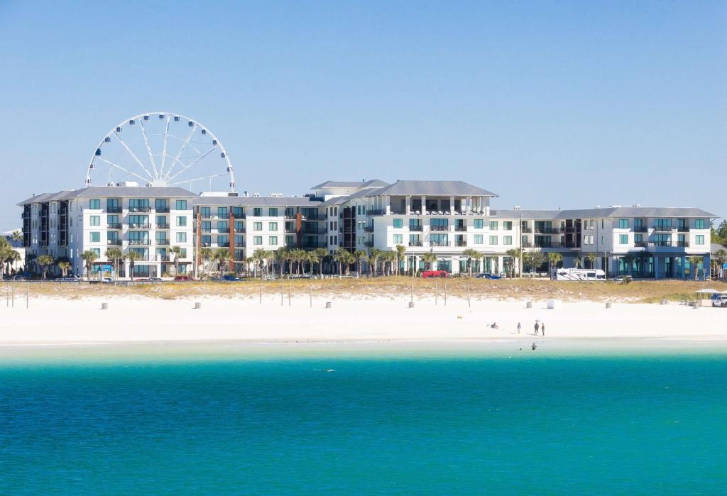 巴拿马城海滩Embassy Suites By Hilton Panama City Beach Resort的享有带摩天轮的海滩美景