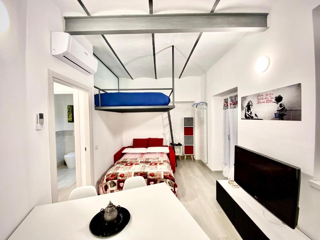 布斯托阿西齐奥Irene House Malpensa Milan Lakes的一间设有床铺和电视的房间