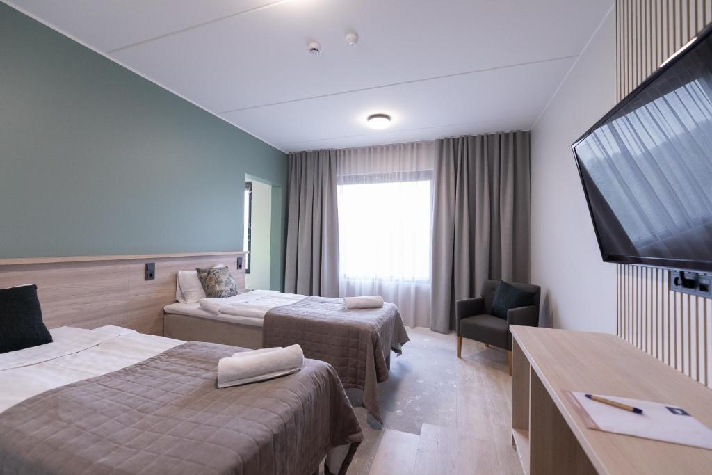 LohjaKisakallion Urheiluopisto, Lohja的酒店客房设有两张床和一台平面电视。