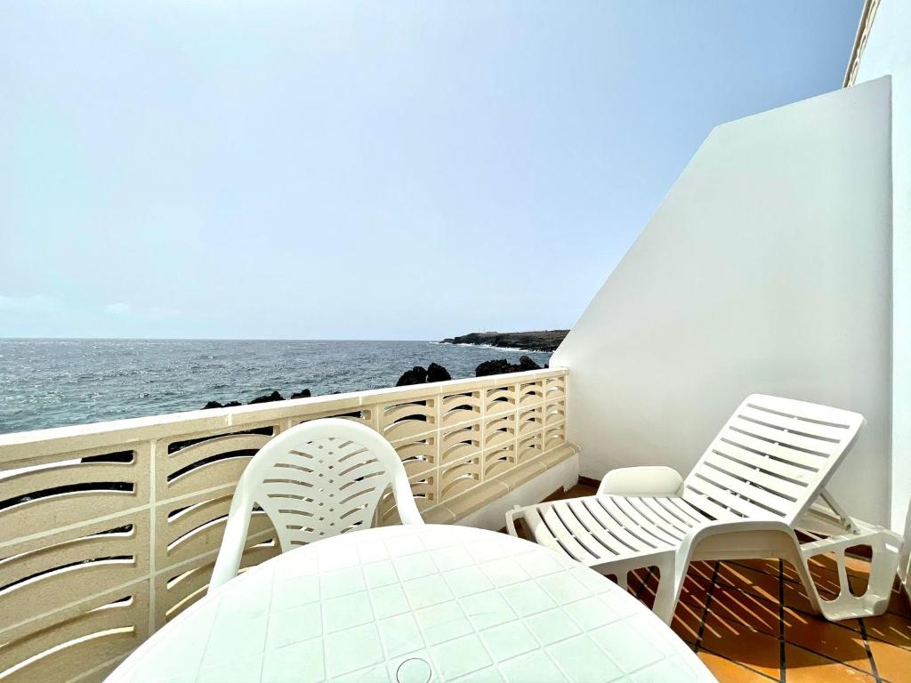 塔马达斯特Apartamento de 1 dormitorio frente al mar en Tamaduste的一个带桌椅的海景阳台