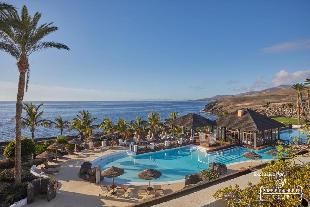 卡列罗港Secrets Lanzarote Resort & Spa - Adults Only (+18)的享有带游泳池的度假村的空中景致