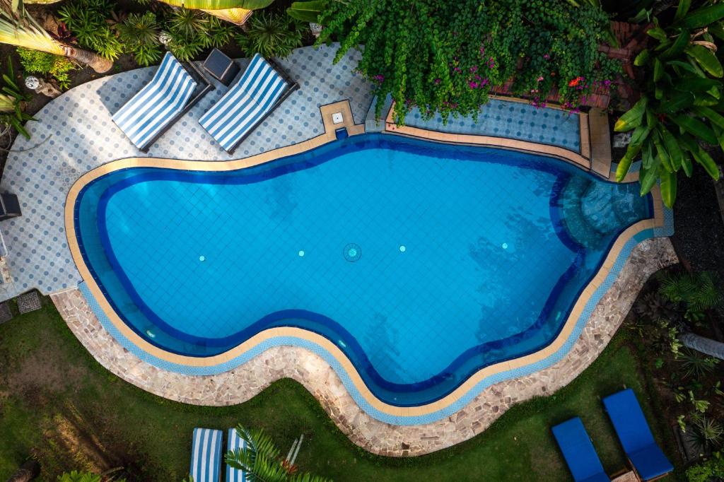 MontongbuwohLombok Stanley Garden Villas的享有带躺椅的游泳池的顶部景致
