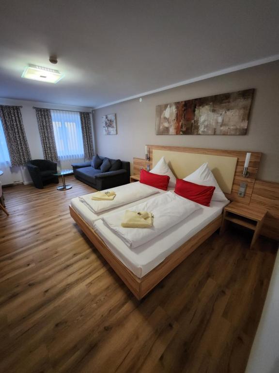 多瑙沃特特劳贝珀斯特酒店的一间卧室配有一张带红色枕头的大床