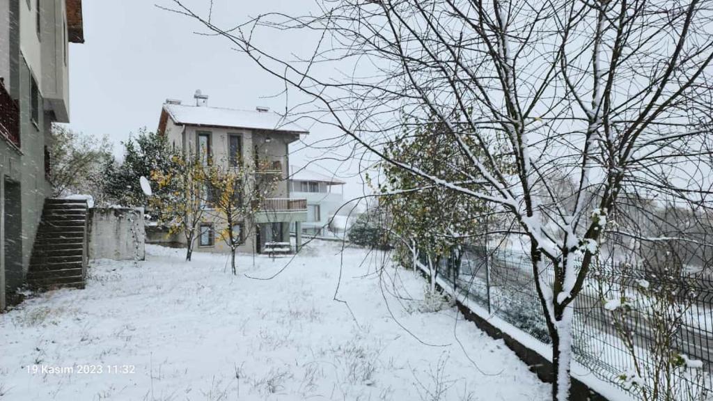 YenicefelekettinManzaralı Villa Bolu Sefa Konakları Kaçkar Dağ Evleri 3 room Villa for Rent فيلا ايجار منظر جميل的雪覆盖的院子,围着栅栏和房子