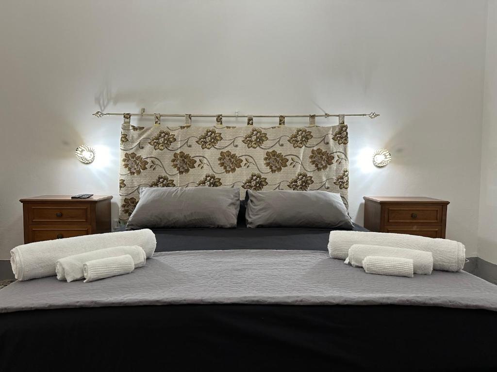 纳尔多MiMì House的一张大床,带两个枕头和两个床头柜