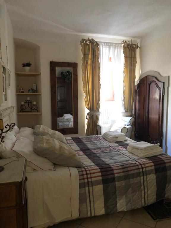 阿斯科利皮切诺Torri e Campanili的一间卧室设有一张大床和一个窗户。