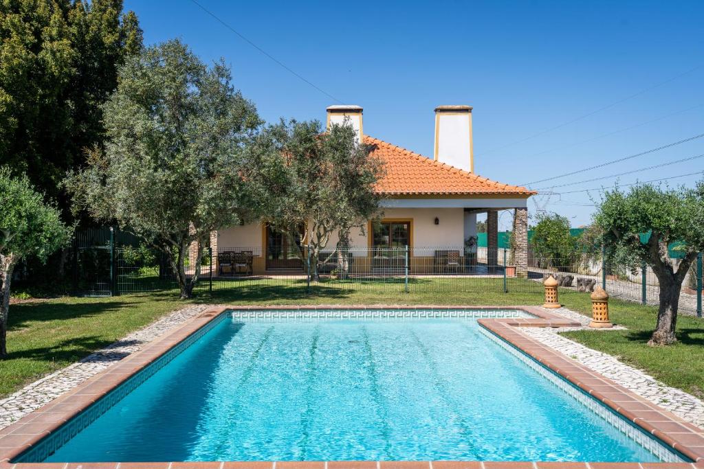 新皮尼亚尔Villa with Pool & private garden - Palmela Quinta das Oliveiras的房屋前的游泳池