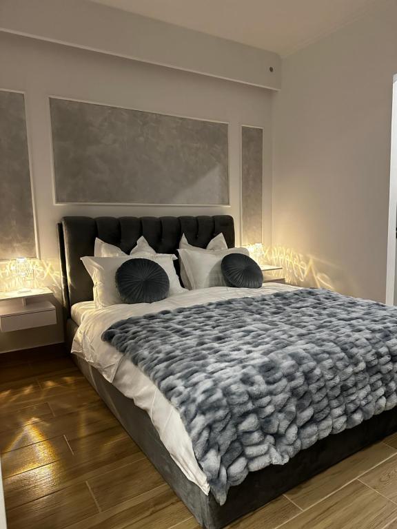 RoşuLuxury Studio 7的一间卧室配有一张大床,配有黑白色的被子