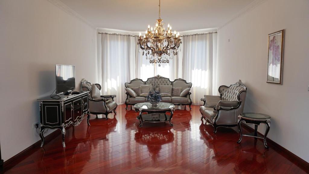 拉多维奇RADOVICI LUX APARTMENTS的客厅配有沙发、椅子和吊灯