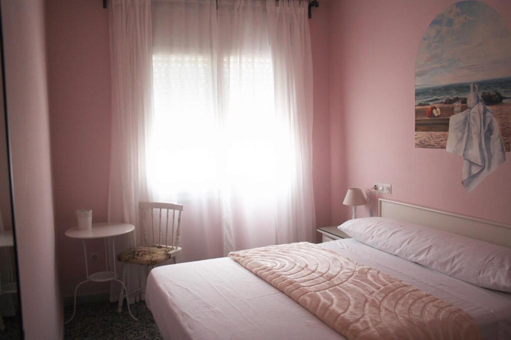 菲格拉斯伊莎贝尔二号旅馆的卧室配有白色的床和窗户。