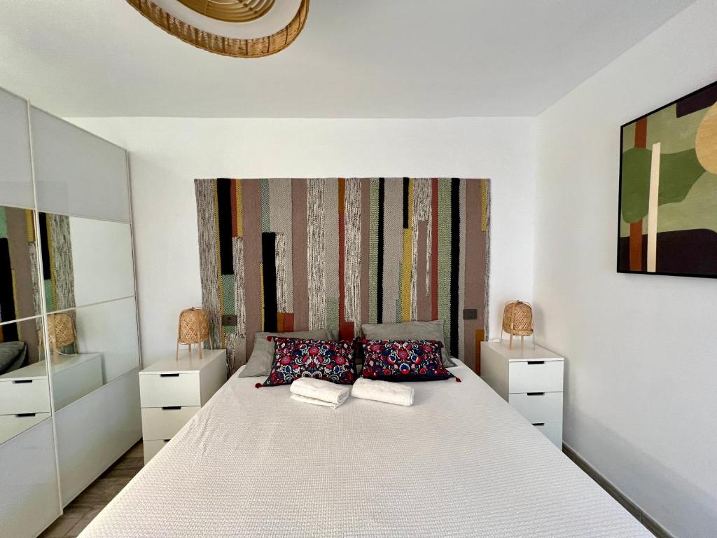 波多黎各El Lagarto 1008的卧室配有一张带两个枕头的大白色床