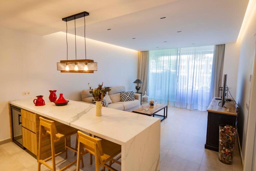 科斯塔巴伦娜GINVA - Costa Ballena & Eleven Views的厨房以及带桌子和沙发的客厅。