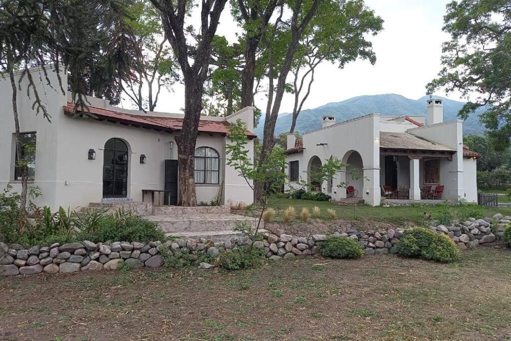 圣洛伦索La Justina - Casa de Campo en San Lorenzo的前面有一棵树的白色房子