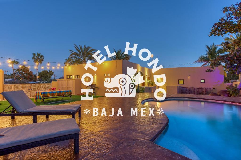 罗斯巴利勒斯Hotel Hondo的一个位于布拉墨西哥度假村前的游泳池