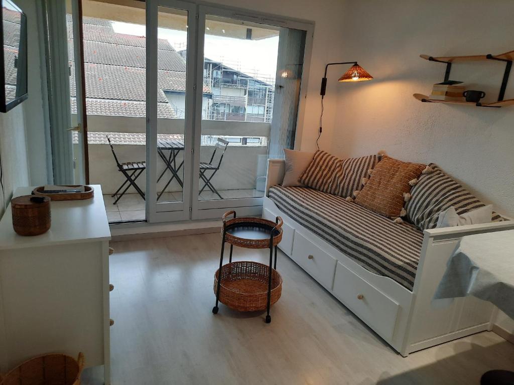 塞尼奥斯Appartement Seignosse, 1 pièce, 2 personnes - FR-1-239-871的客房设有一张床和带阳台的窗户。