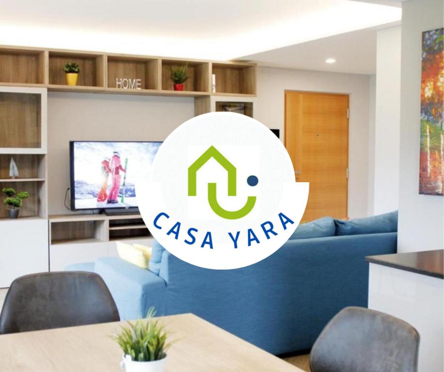 卡瓦莱塞CASA YARA - Dolomiti Affitti的客厅配有蓝色的沙发和电视