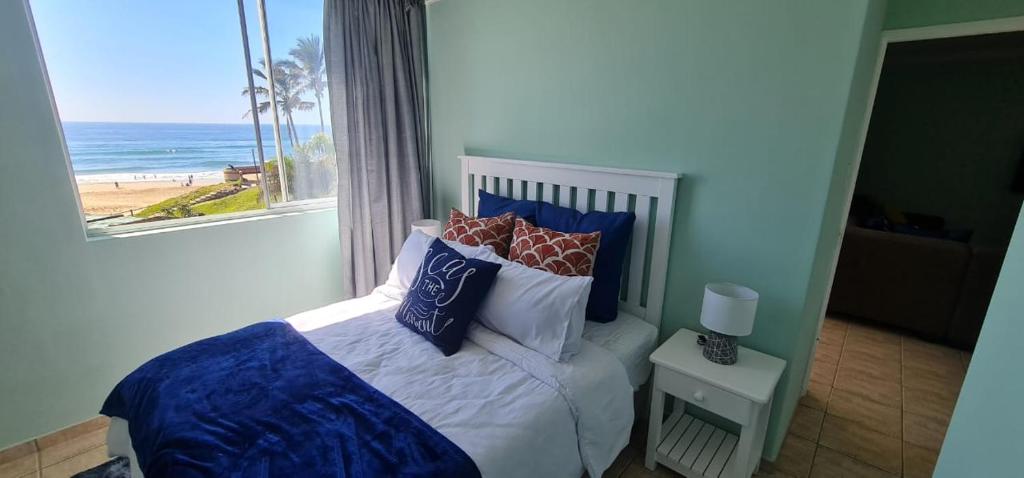 马盖特Oceanic Breeze的一间卧室配有一张床,享有海滩美景