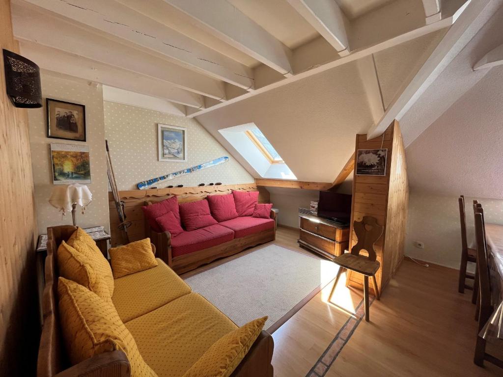 维拉尔-德朗Appartement Villard-de-Lans, 4 pièces, 7 personnes - FR-1-761-12的带沙发和粉红色沙发的客厅