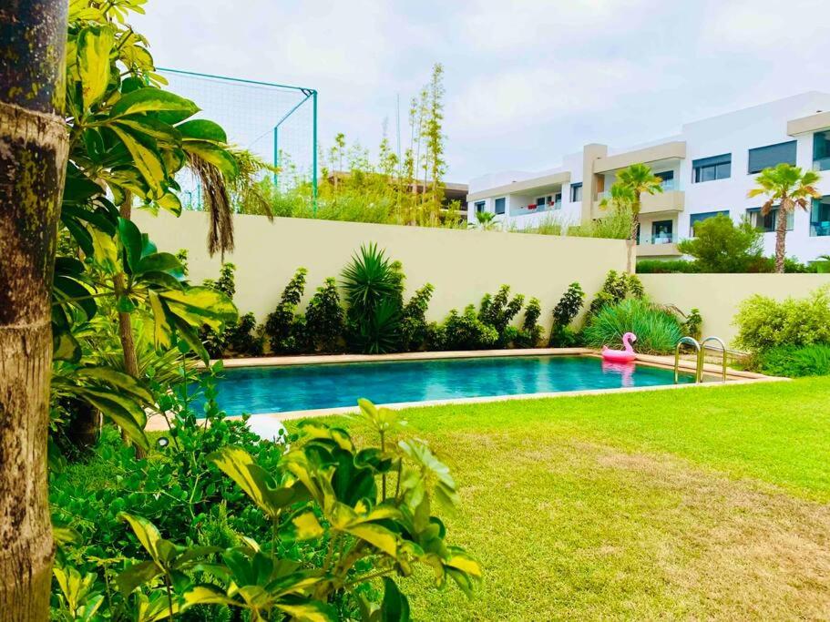 塔马里斯Super appartement avec piscine的一座房子的院子内的游泳池