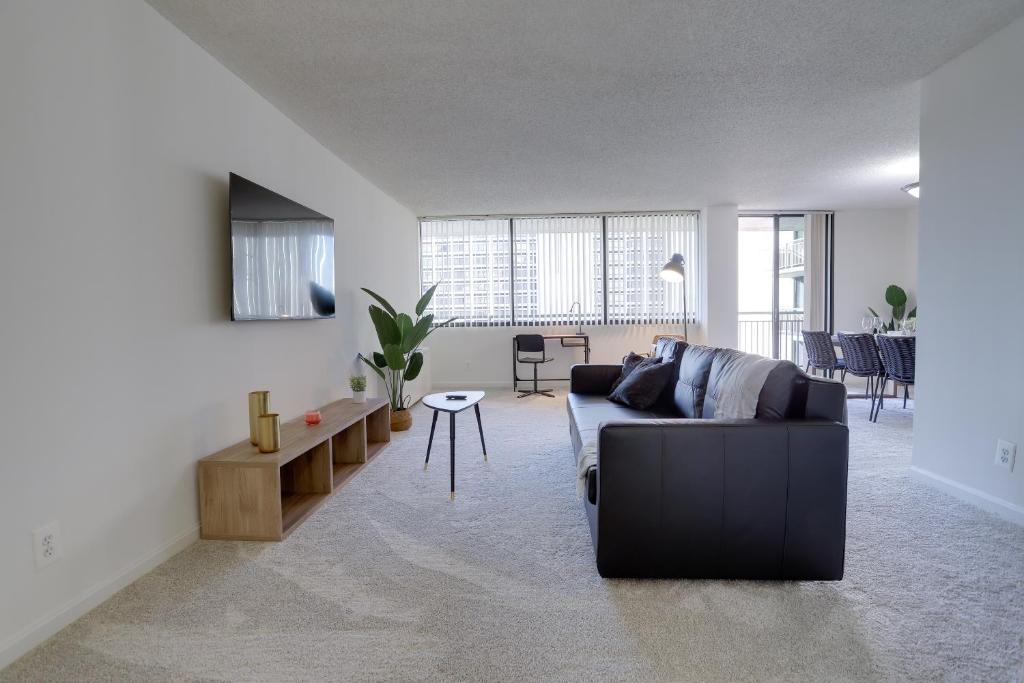 阿林顿Elegant & charming Apartment in Crystal City的客厅配有沙发和桌子