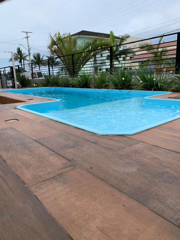 巴尔内阿里东海滩Casa beira mar的度假村内的一个蓝色海水游泳池