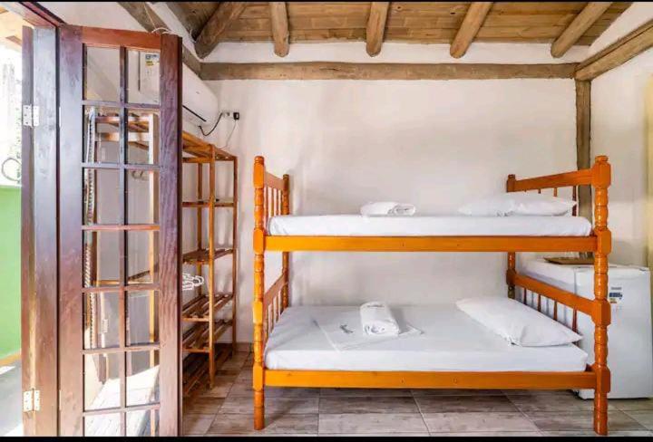 乌巴图巴Prumirim Surf Suítes的一间客房内配有两张双层床的房间