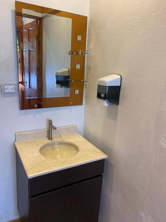托尔图格罗Legoon View的一间带水槽和镜子的浴室