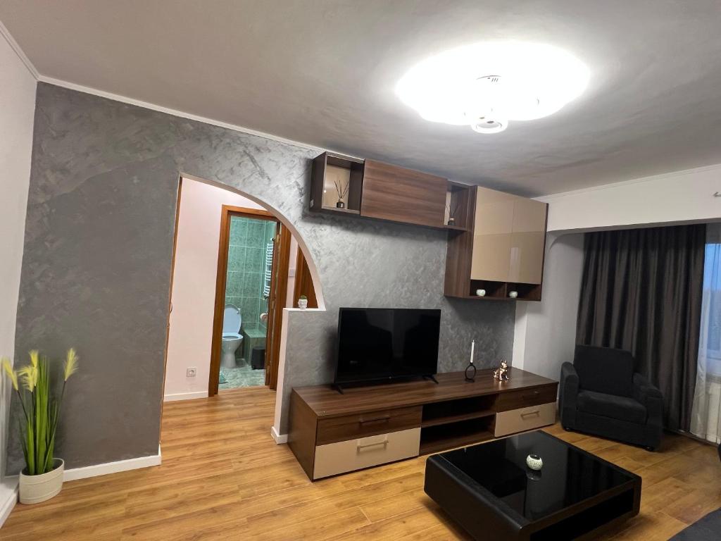 GiurgiuBest Rent Apartments的客厅配有平面电视和沙发。