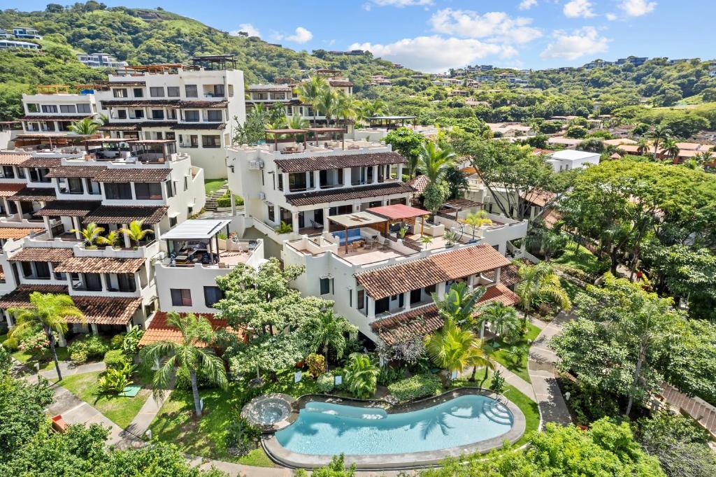 科克Tropical Gardens Suites and Apartments的享有带游泳池的度假村的空中景致