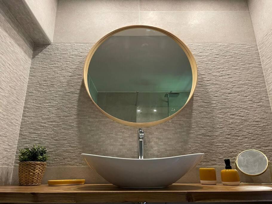 GourbeyreKARUK'IDîLE-Appartement Vue Mer - Plage à 200m的一间带水槽和镜子的浴室