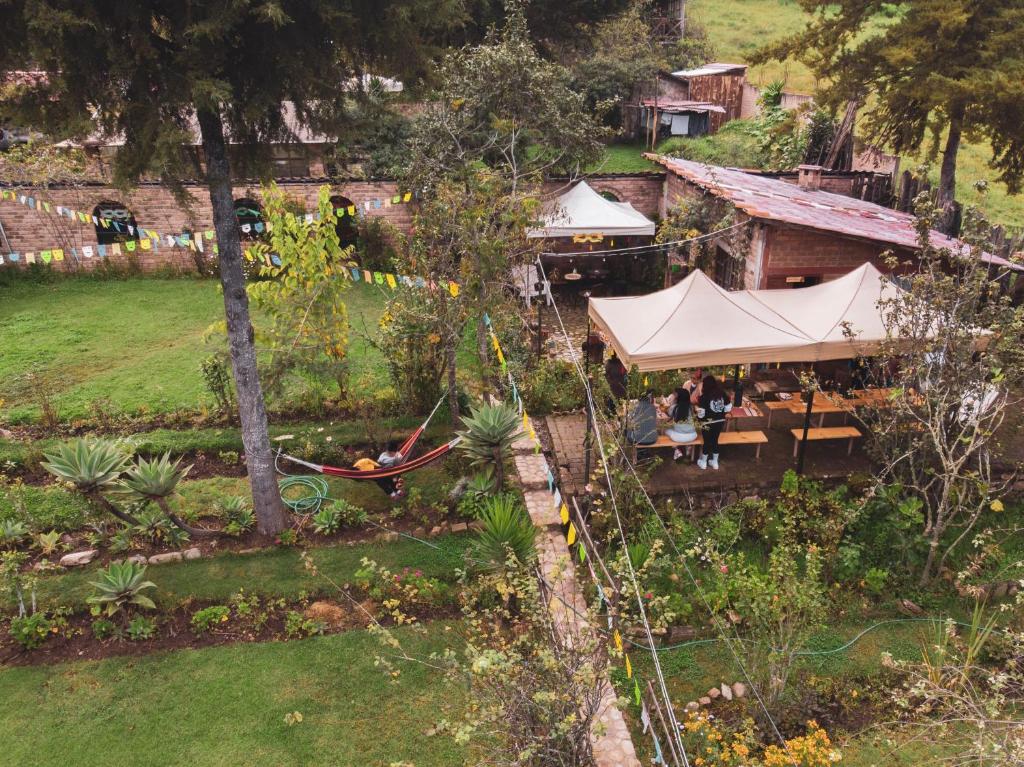 卡哈马卡Cabaña Kinti Yuraq en Kinti Wasi的花园内吊床的度假村空中景致