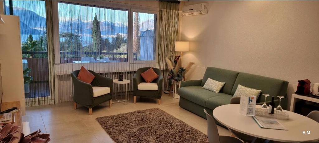 比索内Relax-Lugano Lake的客厅配有沙发和桌椅