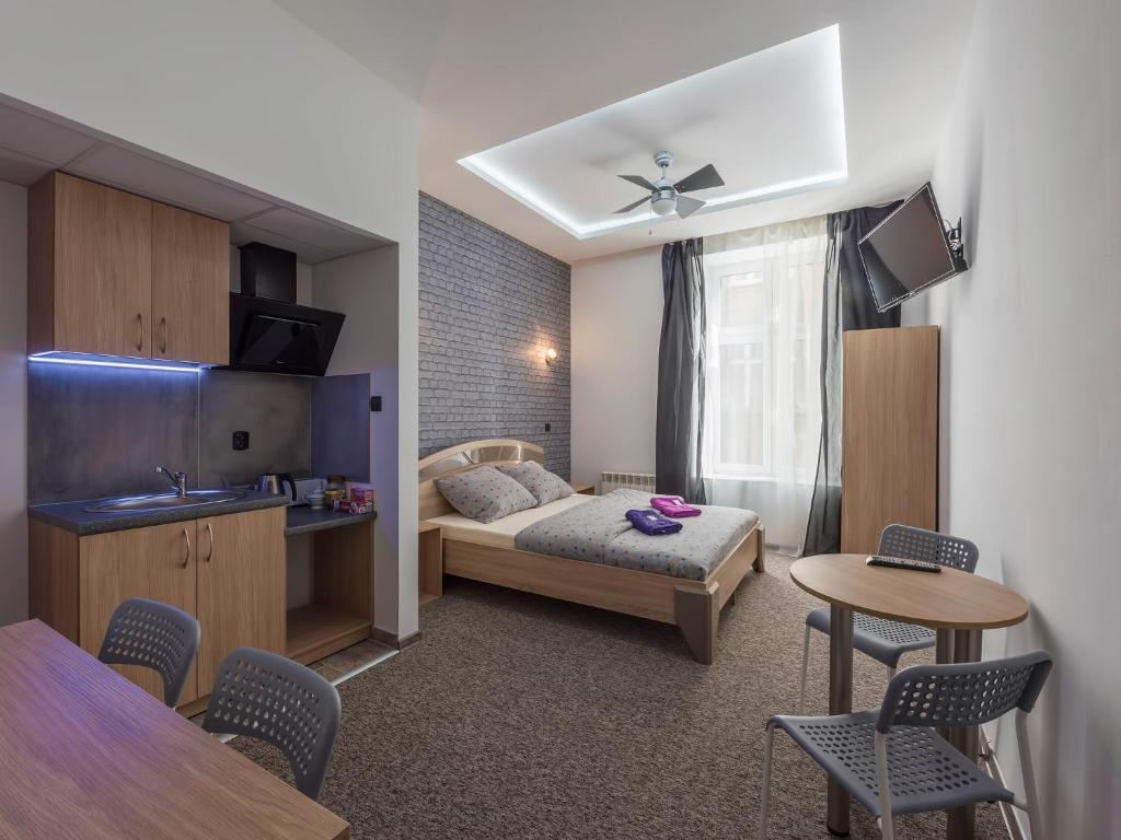 克拉科夫70s Guest room的小房间设有一张床、一张桌子和椅子