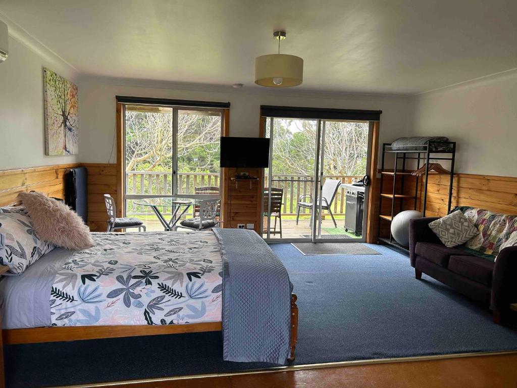 普林斯敦Vayu Vista的一间卧室设有一张床和一间客厅。
