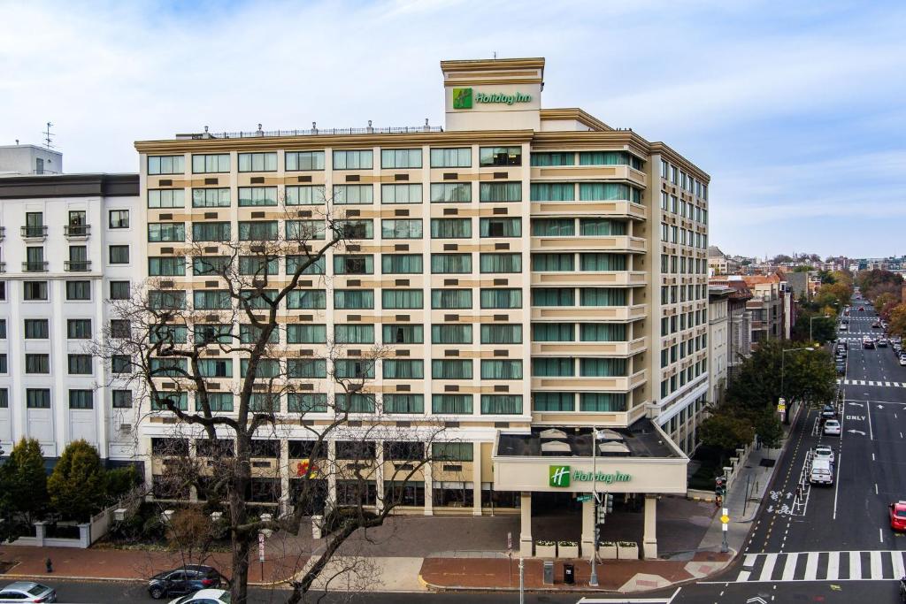 华盛顿Holiday Inn Washington-Central/White House, an IHG Hotel的城市街道上一座大型建筑,交通繁忙