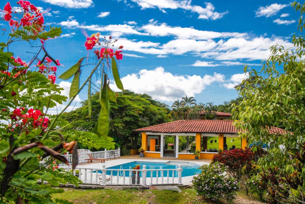阿纳波伊马Hacienda Siete Sentidos的一座带游泳池和房子的别墅