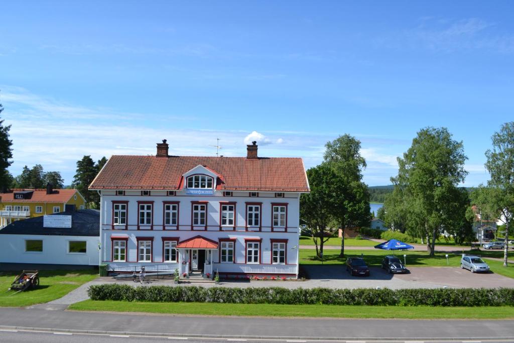 UddeholmVarmland Hotel的一座大型白色房屋,设有红色屋顶