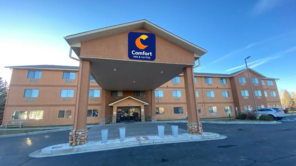 甘尼森Comfort Inn & Suites Gunnison-Crested Butte的享有酒店正面景色,设有一座建筑