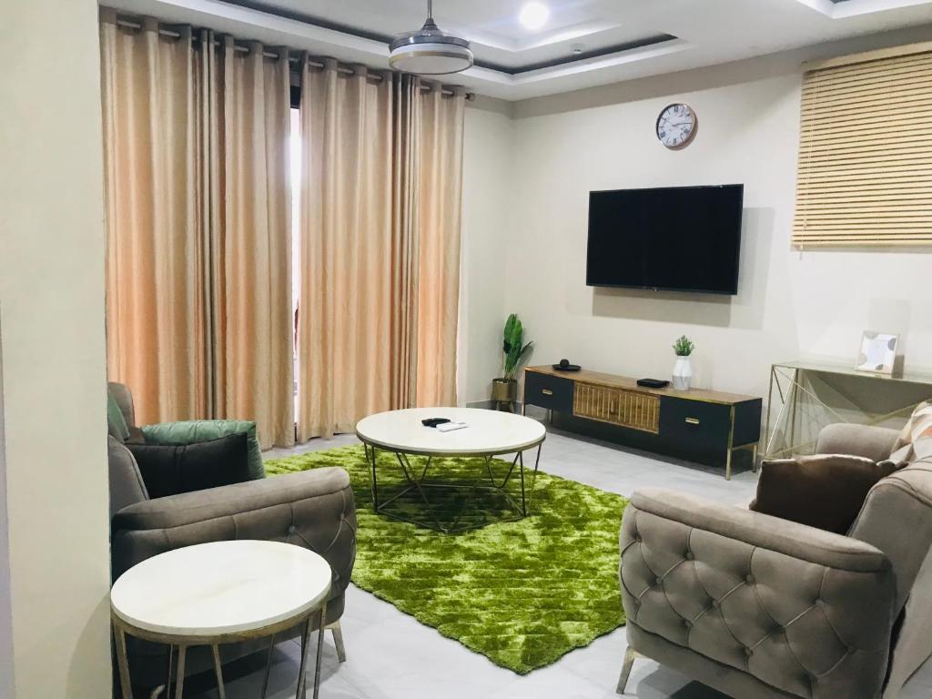 阿克拉Ultramodern 2 bedroom space Available的带沙发和电视的客厅