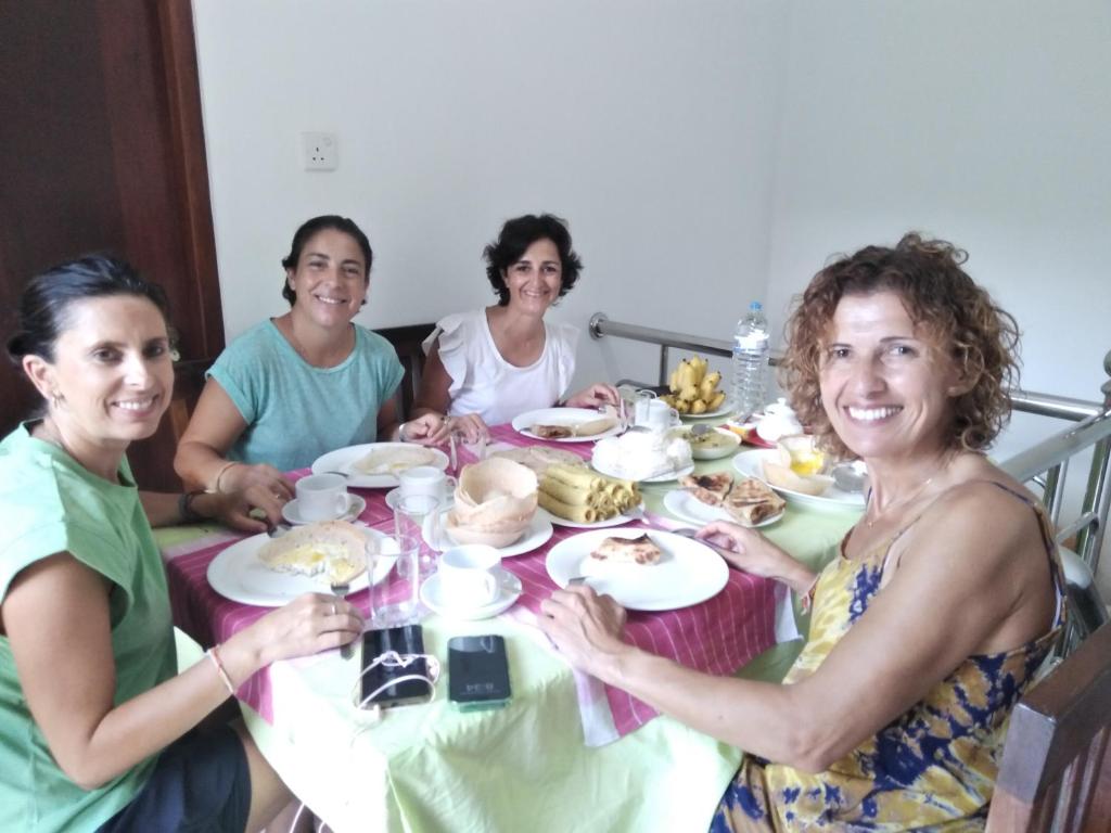 高尔SILVER RAIL的一群坐在餐桌旁吃食物的妇女