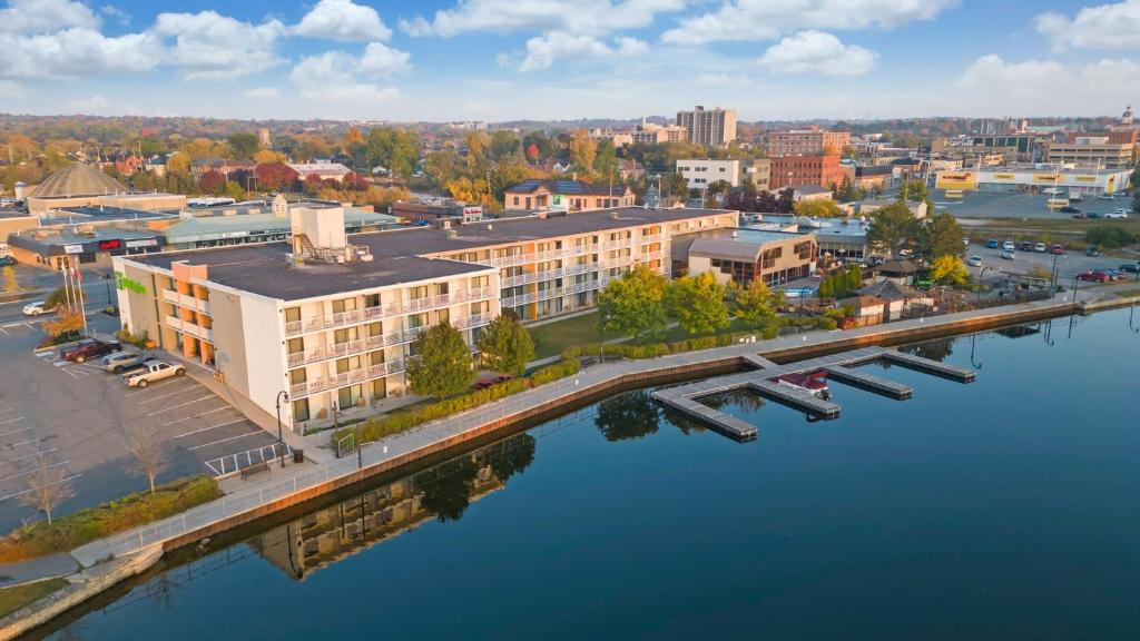 彼得伯勒彼得伯勒海滨假日酒店的河流旁城市的空中景观