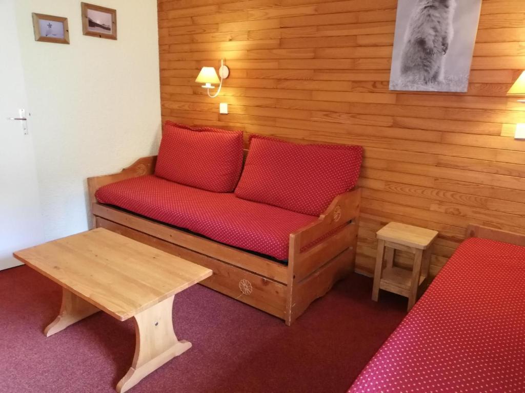 瓦尔莫雷尔Appartement Les Avanchers-Valmorel, 2 pièces, 5 personnes - FR-1-356-356的客房内的沙发上配有红色枕头