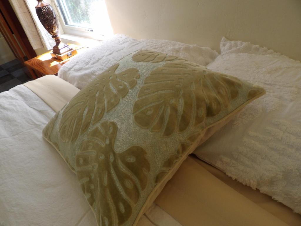 沃尔卡诺Halema'uma'u- Hale Kumu La'au的一张白色的床,上面有枕头