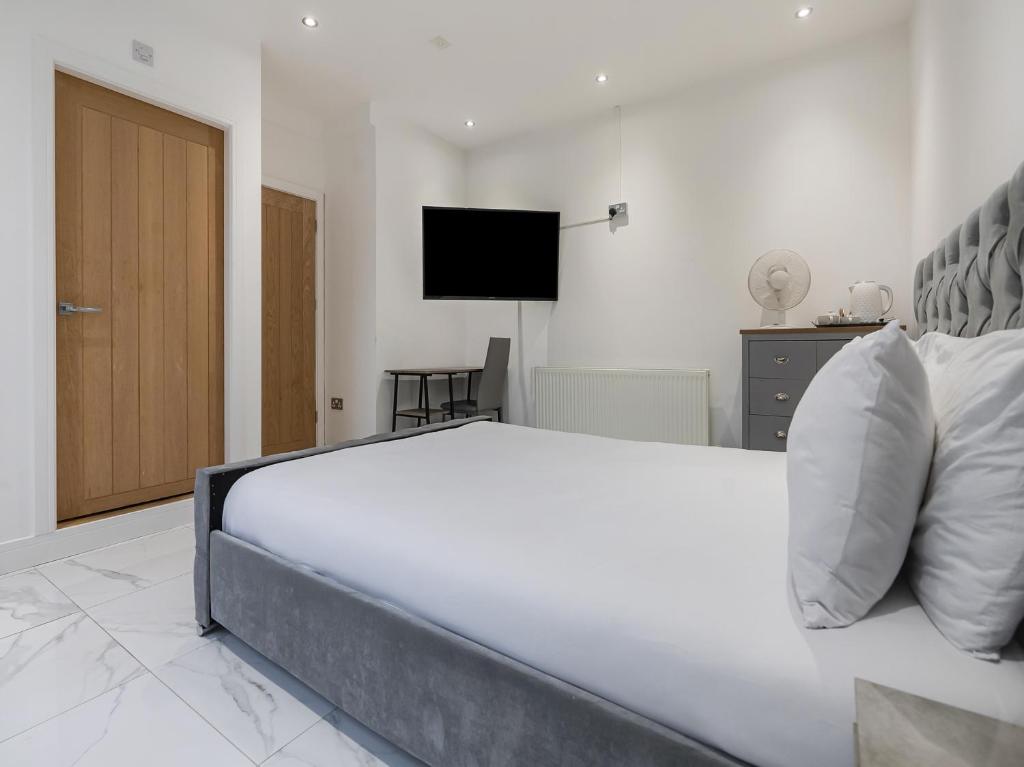米德尔斯伯勒OYO Bellevue Apartments Middlesborough的卧室配有一张白色大床和电视。