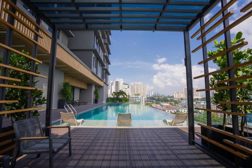 吉隆坡Societe Suites By iHost Global的从带游泳池的酒店阳台欣赏风景