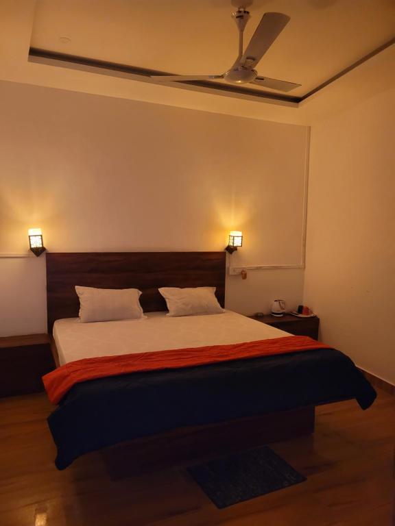 锡尔杰尔Dream Lodging的一间卧室设有一张带天花板的大床