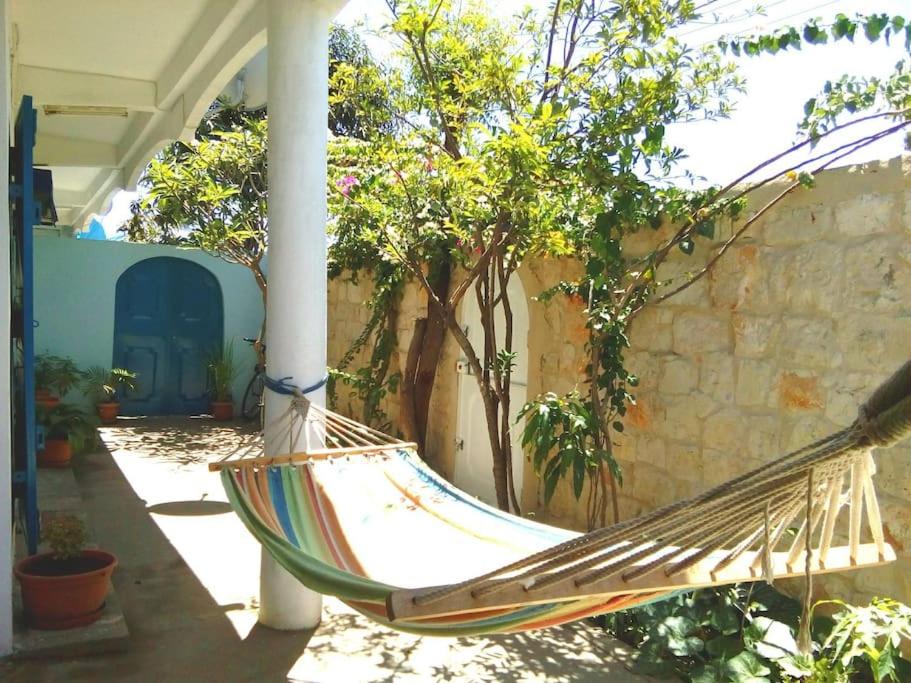 马哈赞加La villa flamboyant的房屋门廊上的吊床