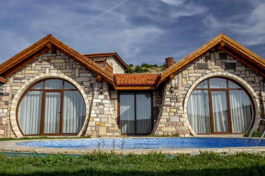 İznikAmazing Stone House with Private Pool in Iznik的 ⁇ 染带大窗户的房子