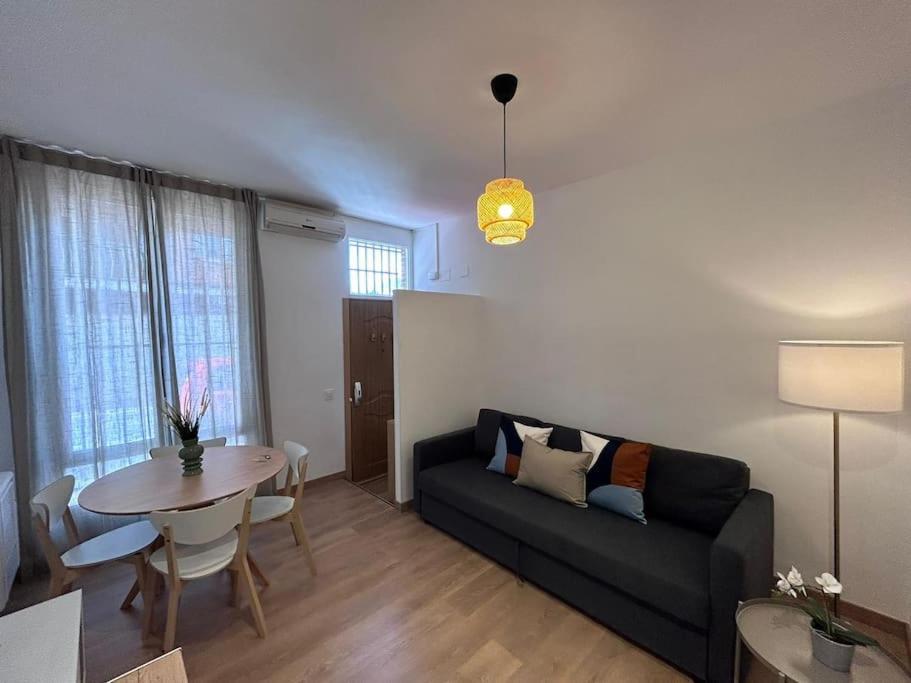 马德里Nice apartment on street level in Vallecas. PNu的客厅配有沙发和桌子